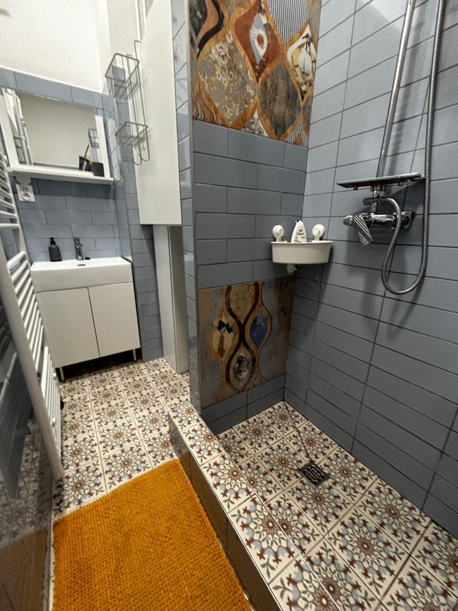 Margaret & Violet - Stylish Downtown In Apartment *